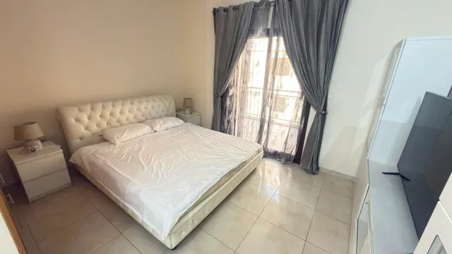 Spacious studio in foxhill fully furnish excluding
