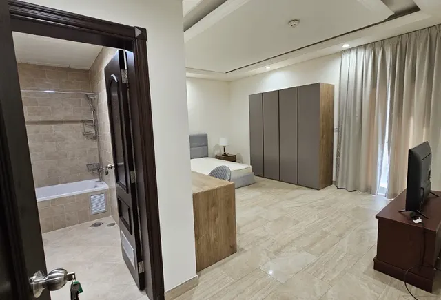 شقة بغرفتي نوم + غرفة خادمة | تصميم فاخر | إطلالة على الشرفة