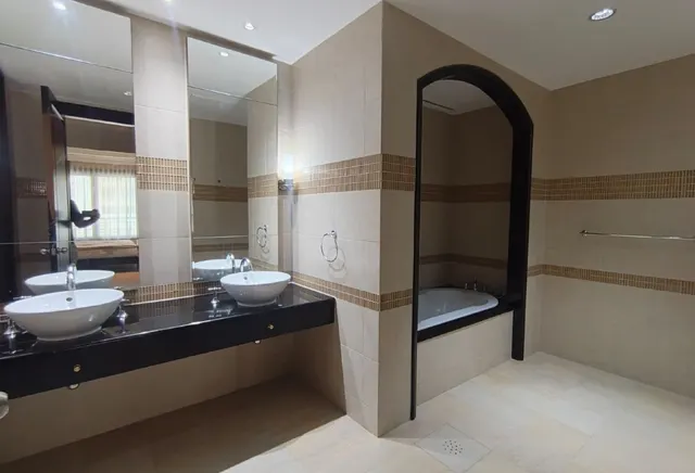 2 BR Apartment with Water View in The Pearl
