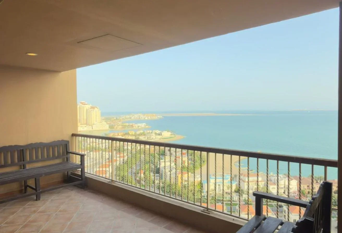SPACIOUS 2BR | BALCONY | TOP FLOOR | SEA VIEW