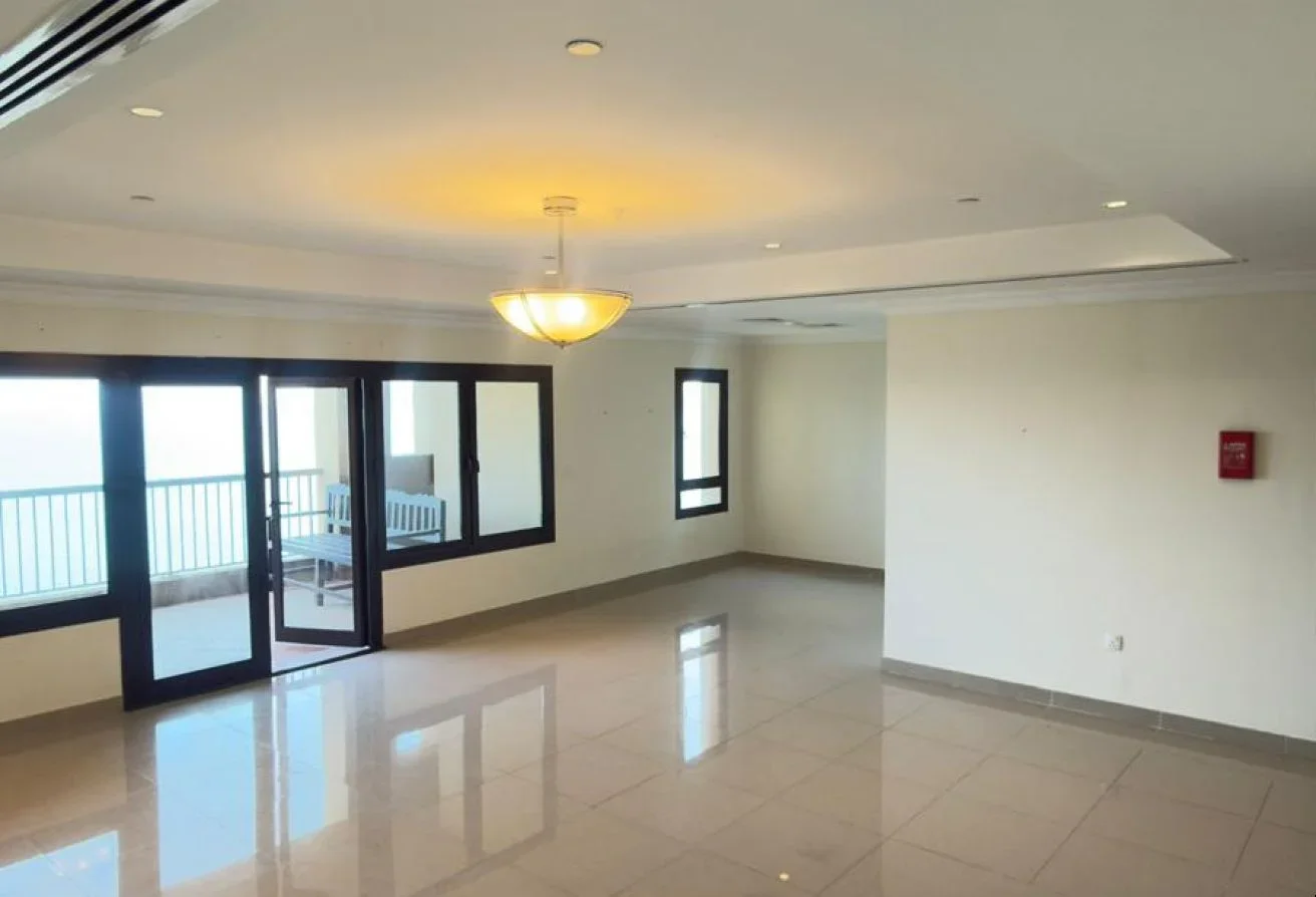 SPACIOUS 2BR | BALCONY | TOP FLOOR | SEA VIEW