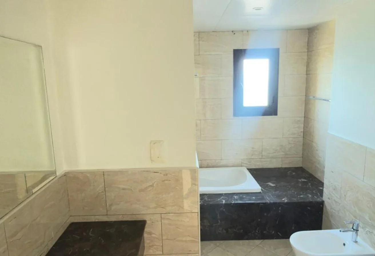 SPACIOUS 2BR | BALCONY | TOP FLOOR | SEA VIEW