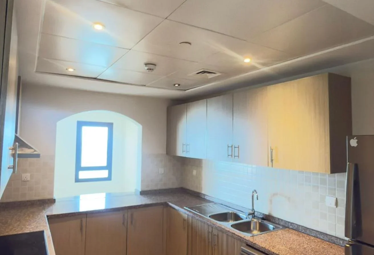 SPACIOUS 2BR | BALCONY | TOP FLOOR | SEA VIEW