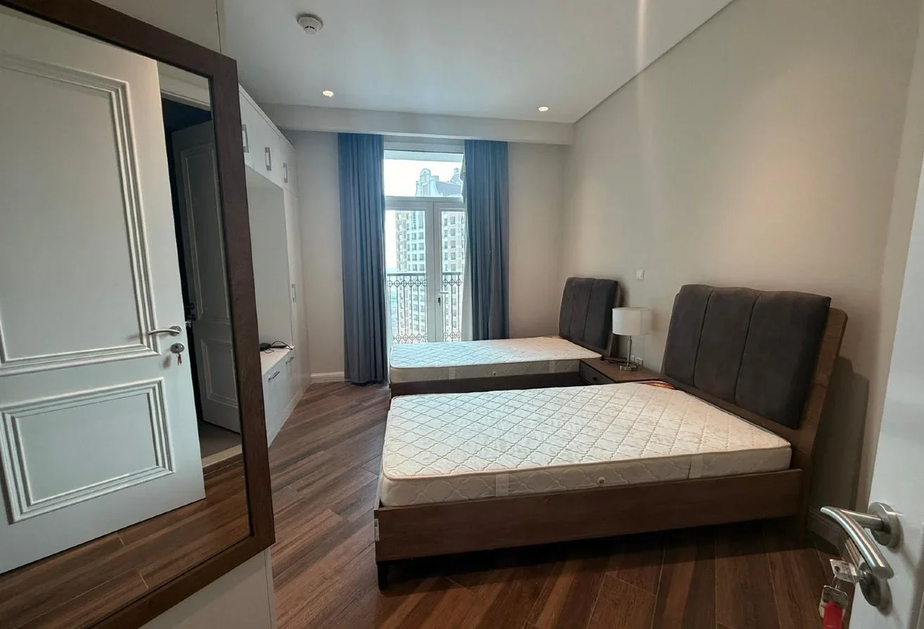 2 BHK +MAIDSROOM  FULL SEW VIEW BIG HOLL.