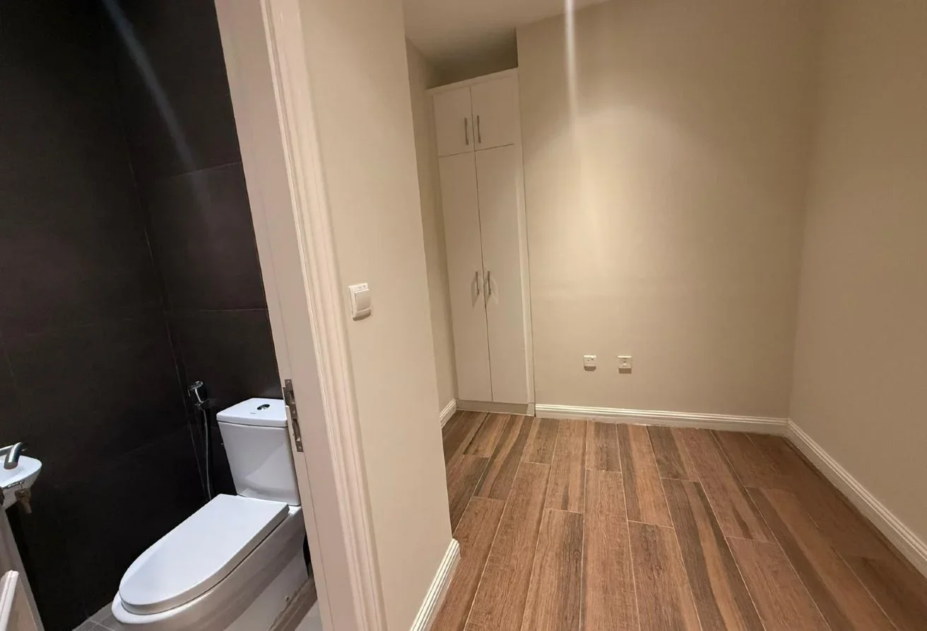 2 BHK +MAIDSROOM  FULL SEW VIEW BIG HOLL.