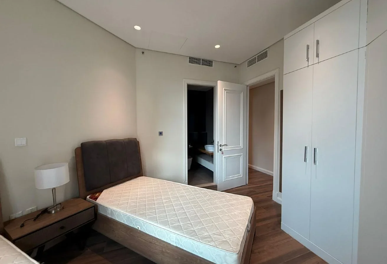 2 BHK +MAIDSROOM  FULL SEW VIEW BIG HOLL.