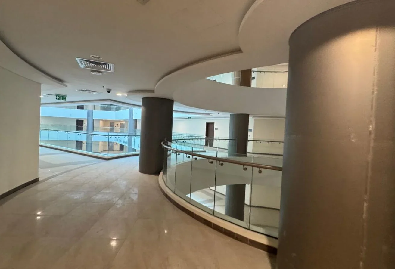 spacious commercial unit, Restaurant & wellness