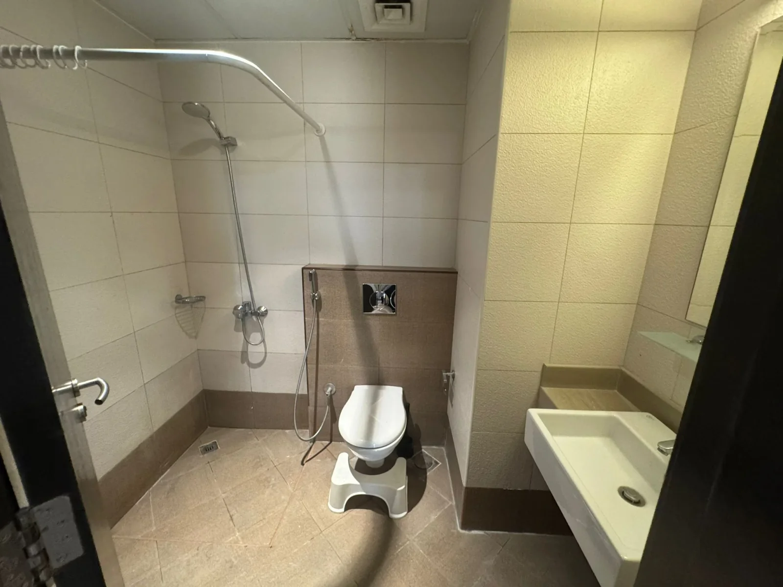 3bhk plus maid spacious appartment 9500 excluding