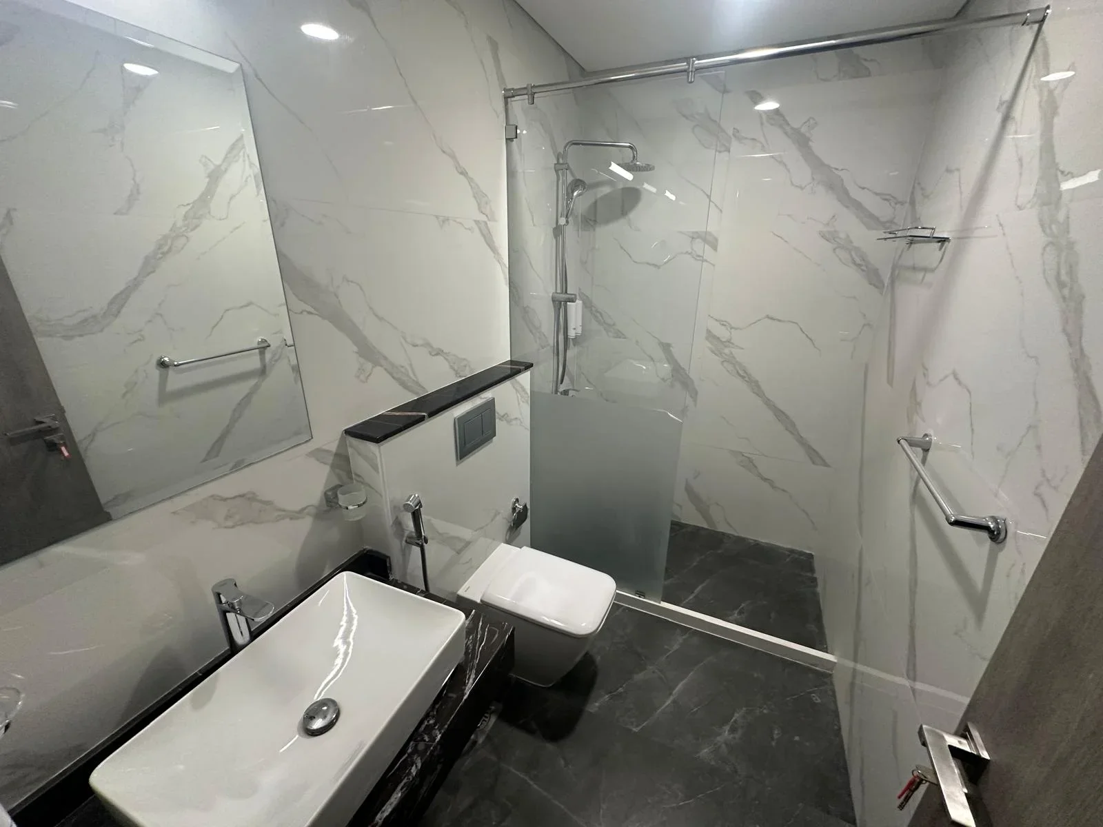 Beautiful furnished 2bhk apartments with bills