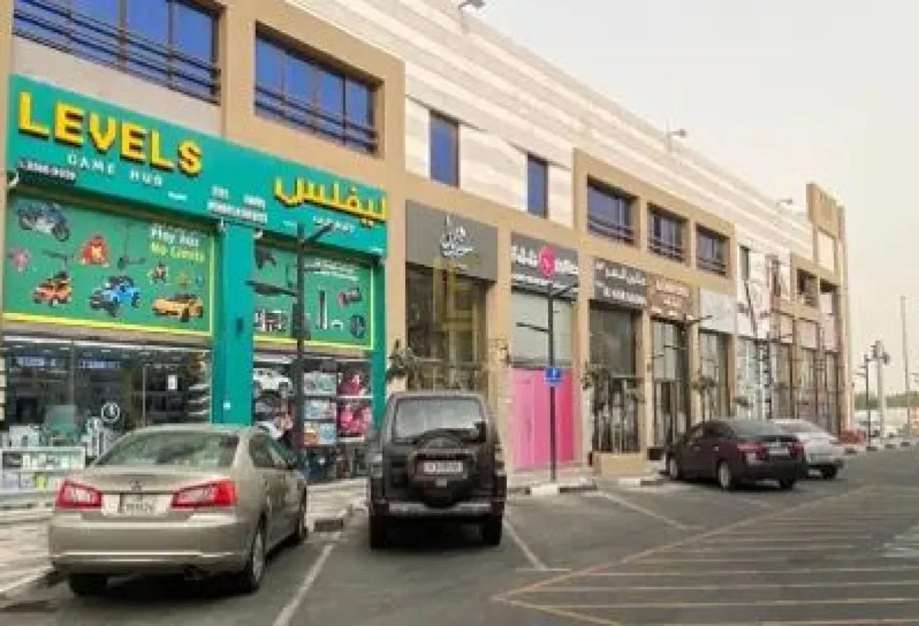 مساحات تجارية فاخرة في منطقة مطاعم مزدهرة
