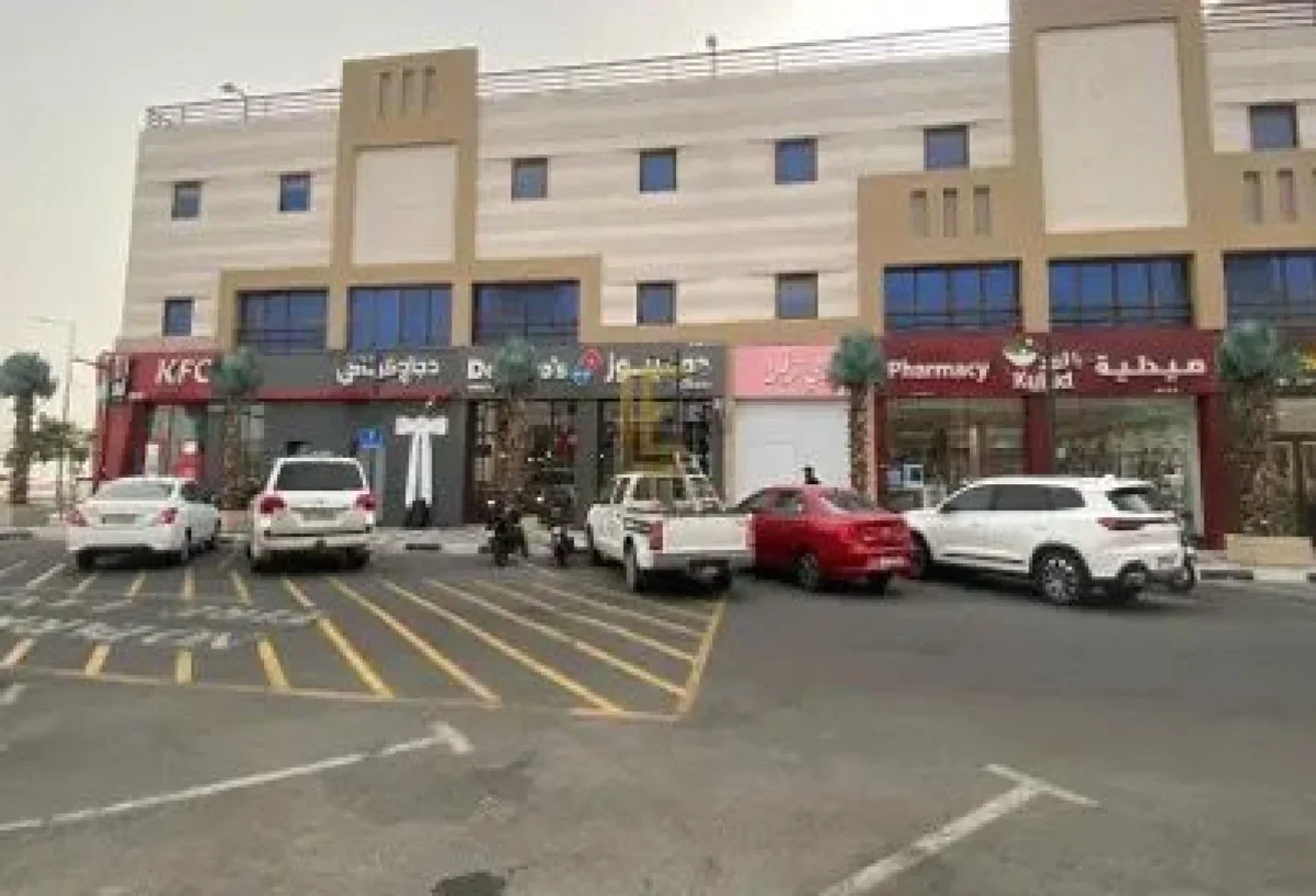مساحات تجارية فاخرة في منطقة مطاعم مزدهرة