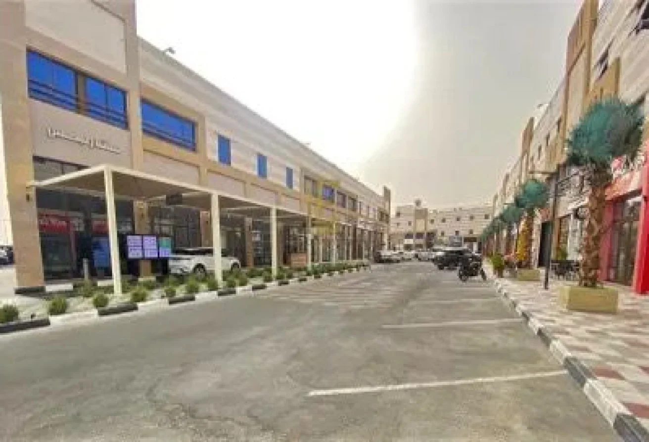 مساحات تجارية فاخرة في منطقة مطاعم مزدهرة