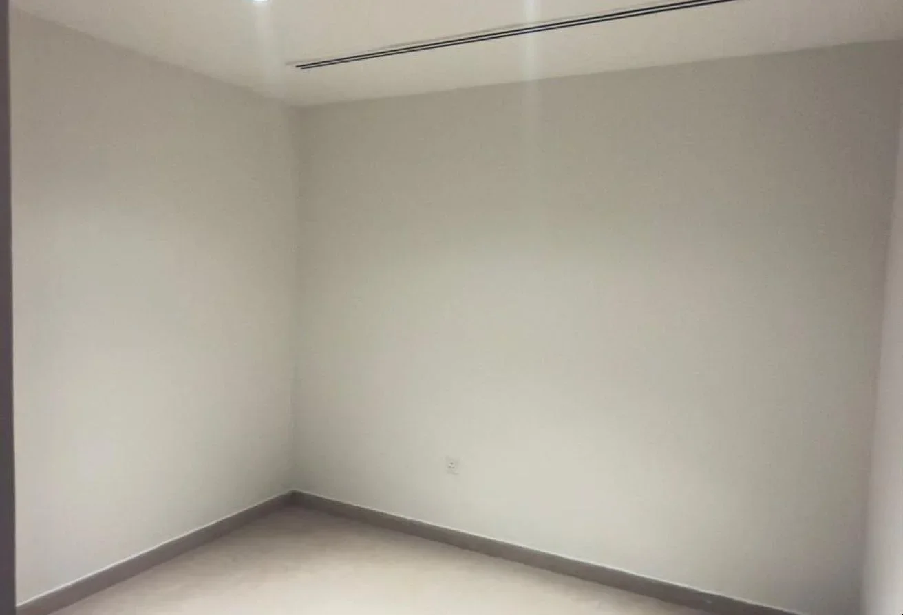 Spacious 1plus office in porto big lay out exclud
