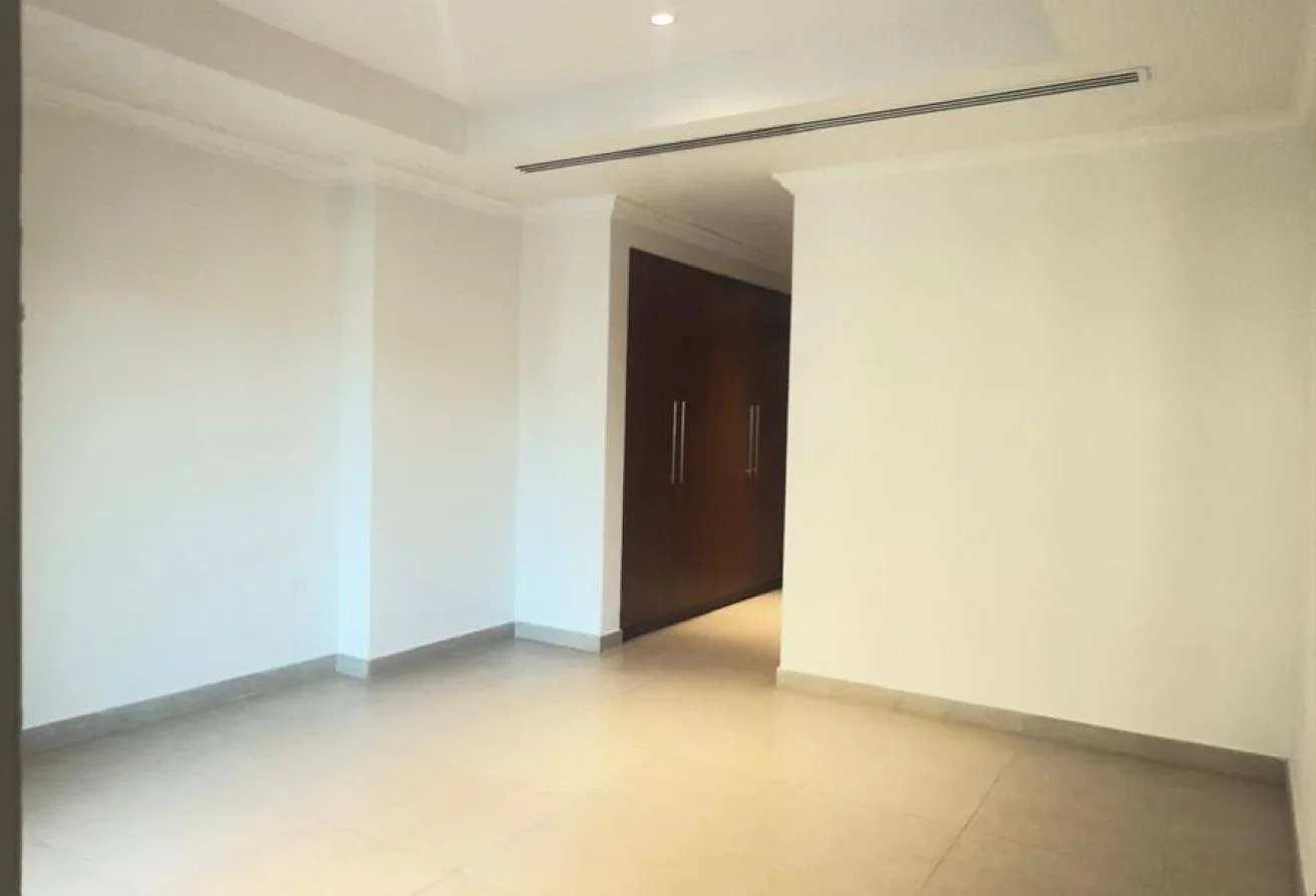 Spacious 1plus office in porto big lay out exclud