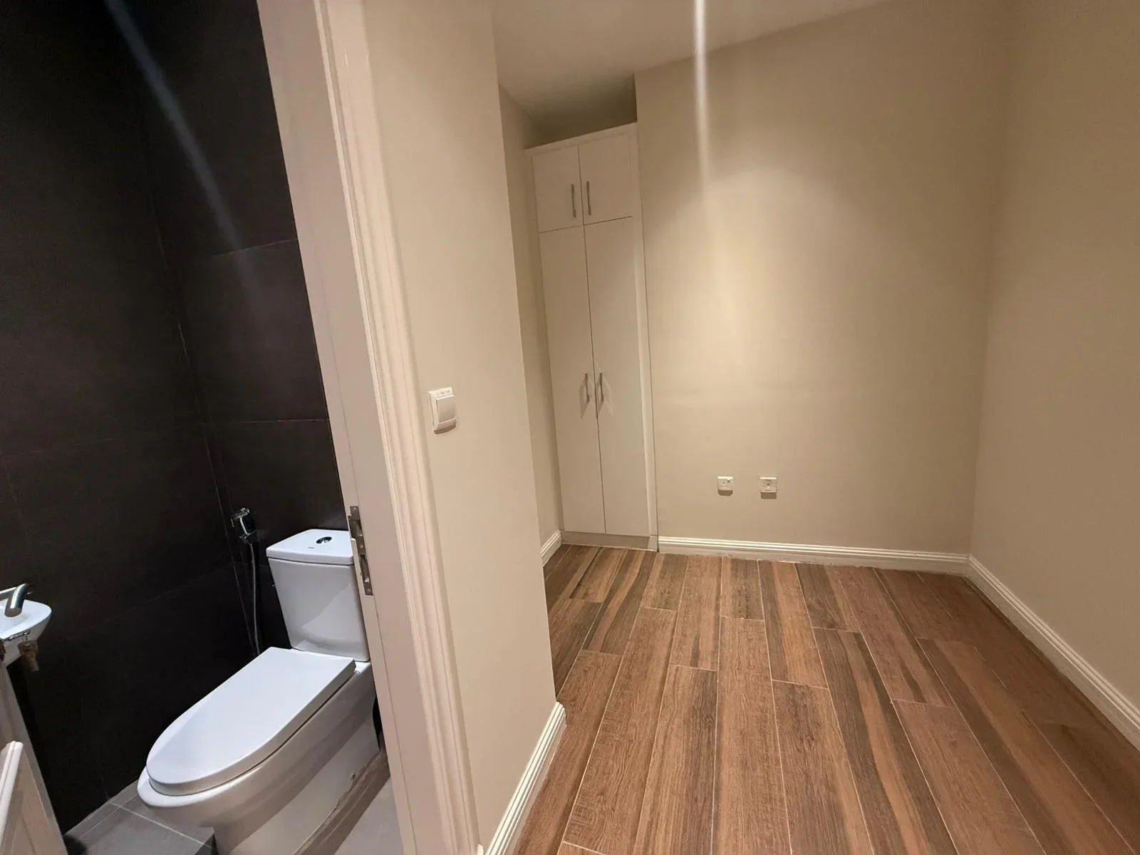 2 BHK +MAIDS ROOM   OFFER PRICE 200 k LASS