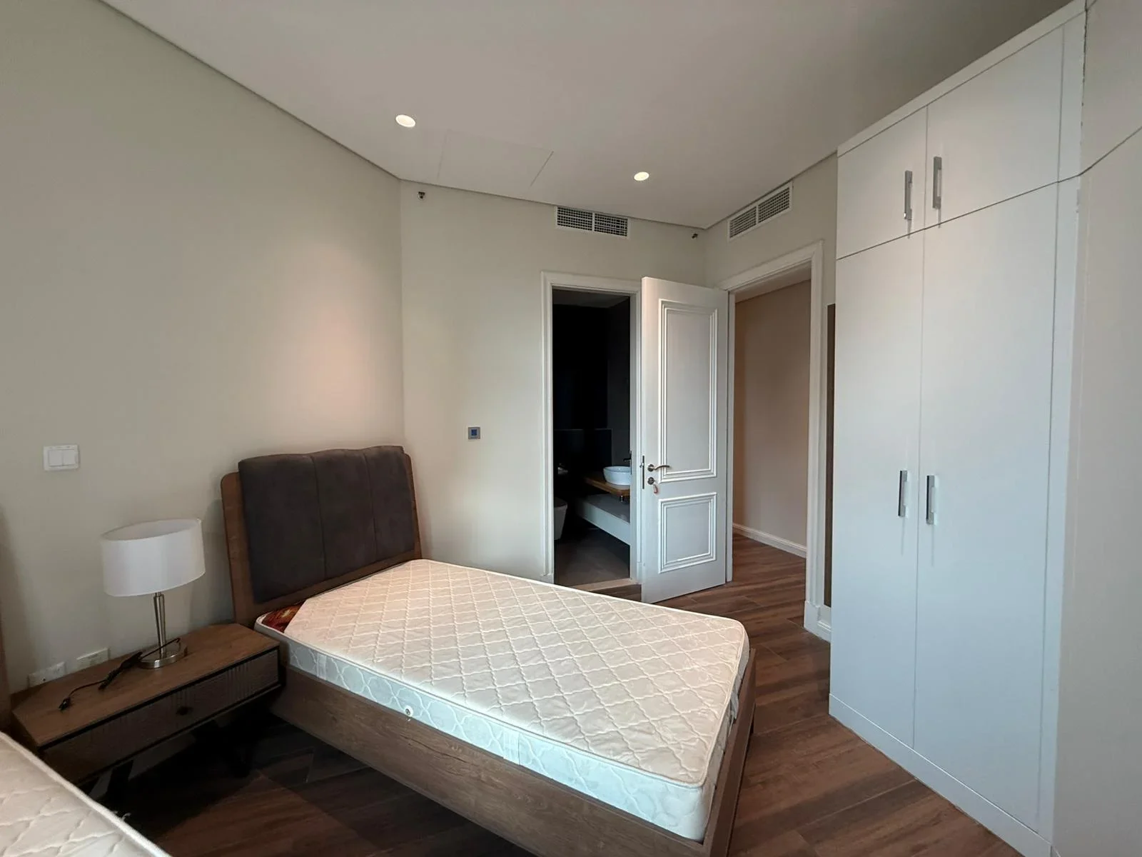 2 BHK +MAIDS ROOM   OFFER PRICE 200 k LASS