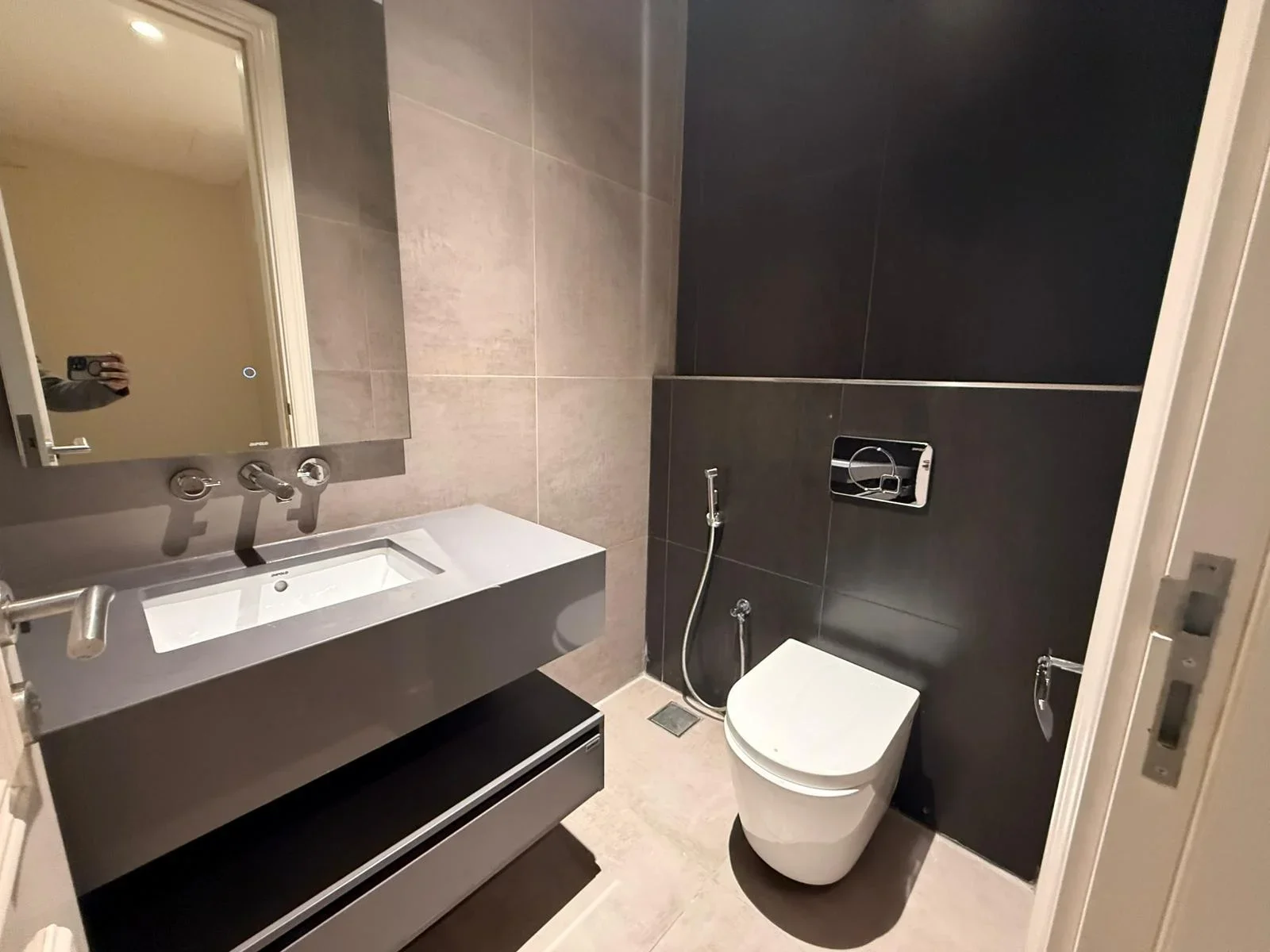 2 BHK +MAIDS ROOM   OFFER PRICE 200 k LASS