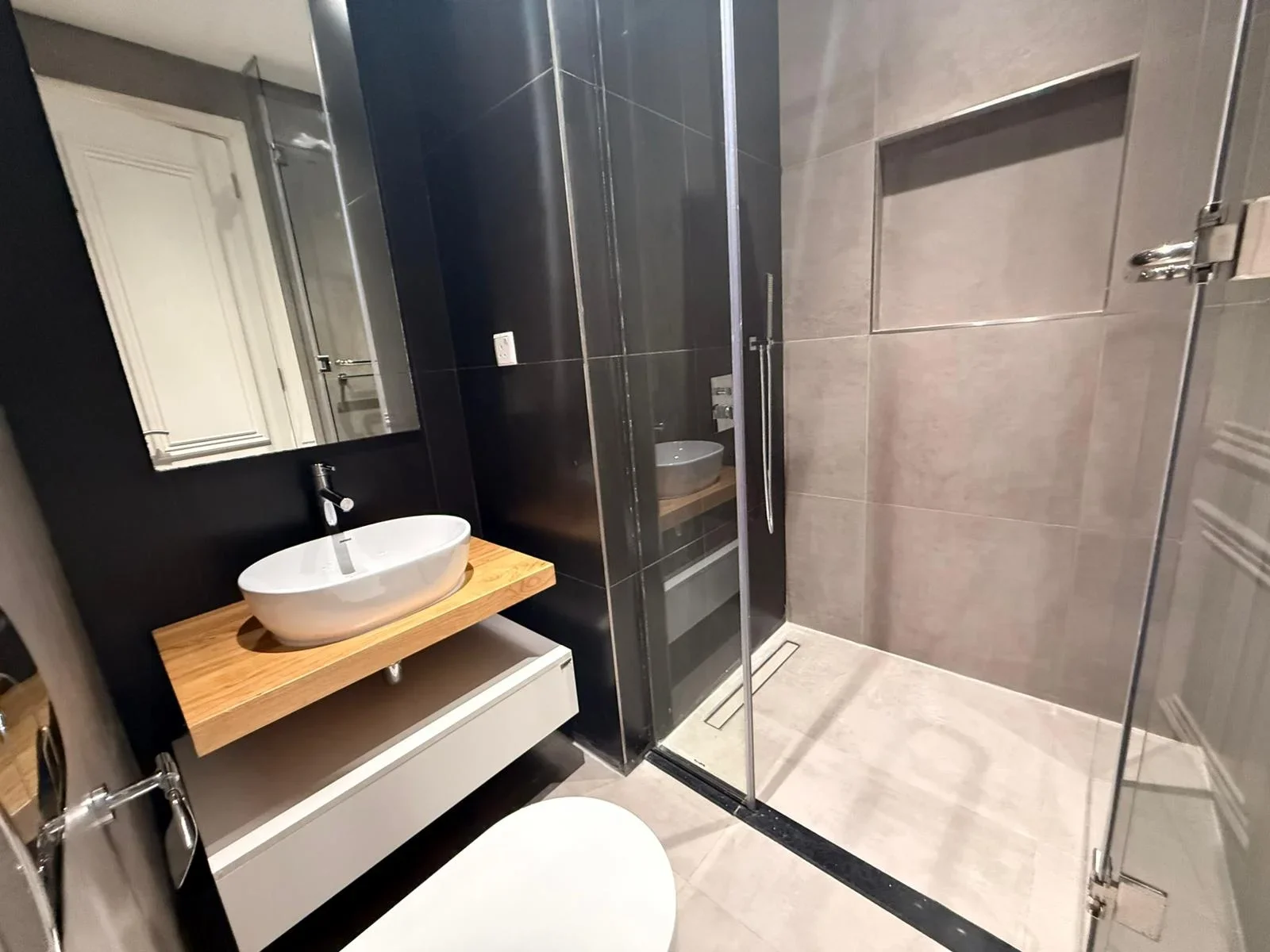 2 BHK +MAIDS ROOM   OFFER PRICE 200 k LASS