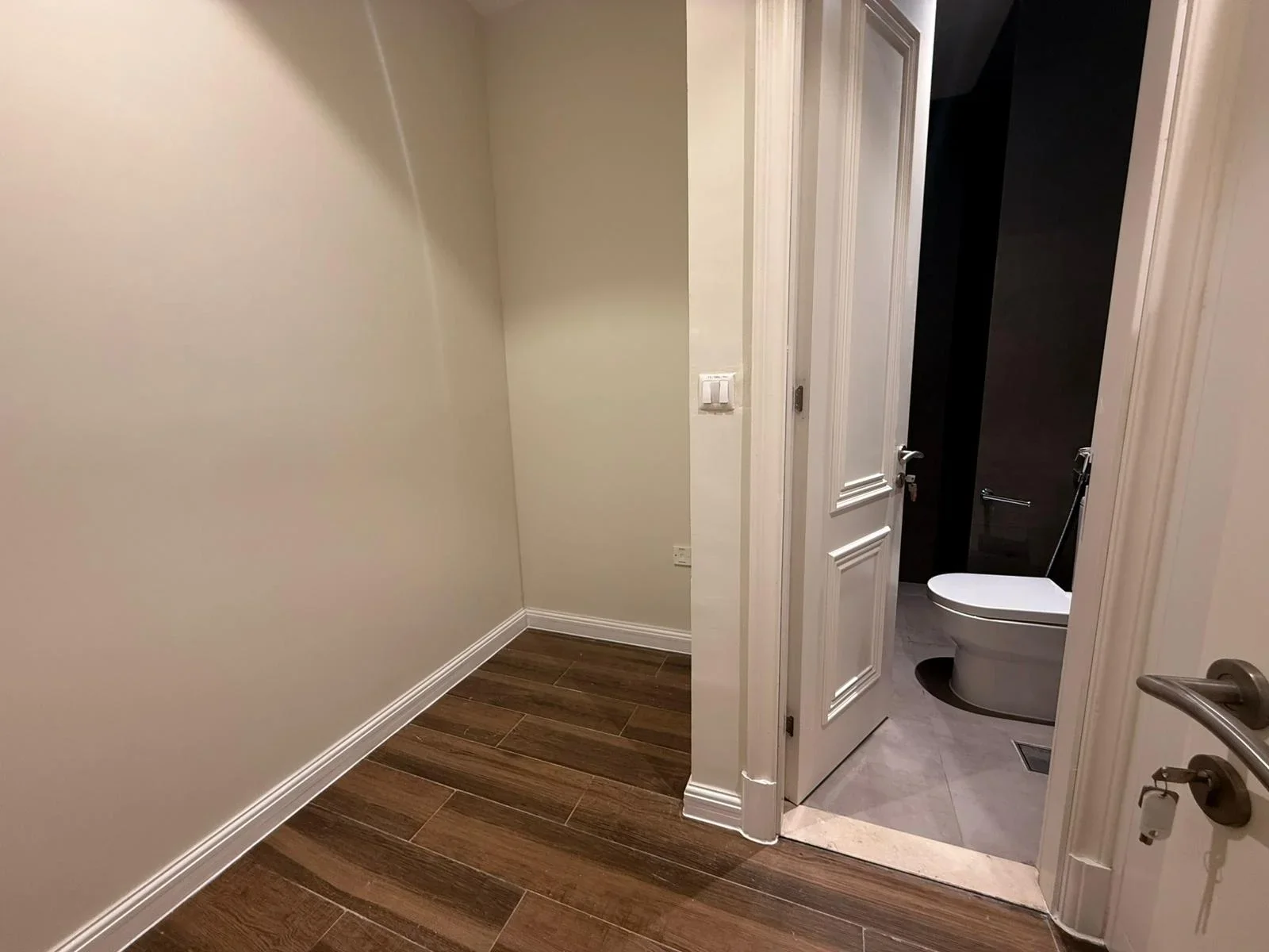 2 BHK +MAIDS ROOM   OFFER PRICE 200 k LASS