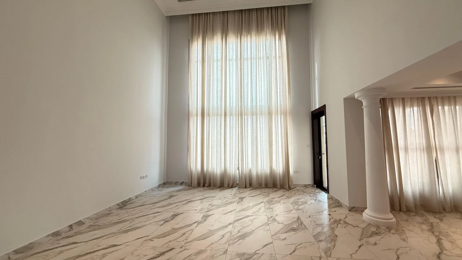 Luxury 4BHK+Maid Flat with Spacious Interior