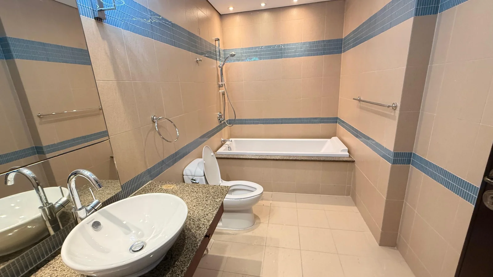 Luxury 4BHK+Maid Flat with Spacious Interior