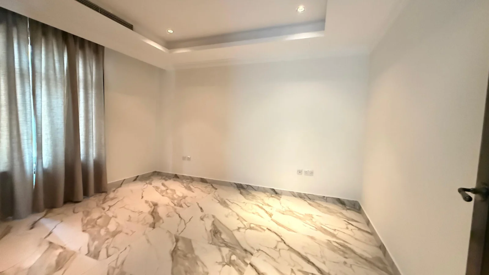 Luxury 4BHK+Maid Flat with Spacious Interior