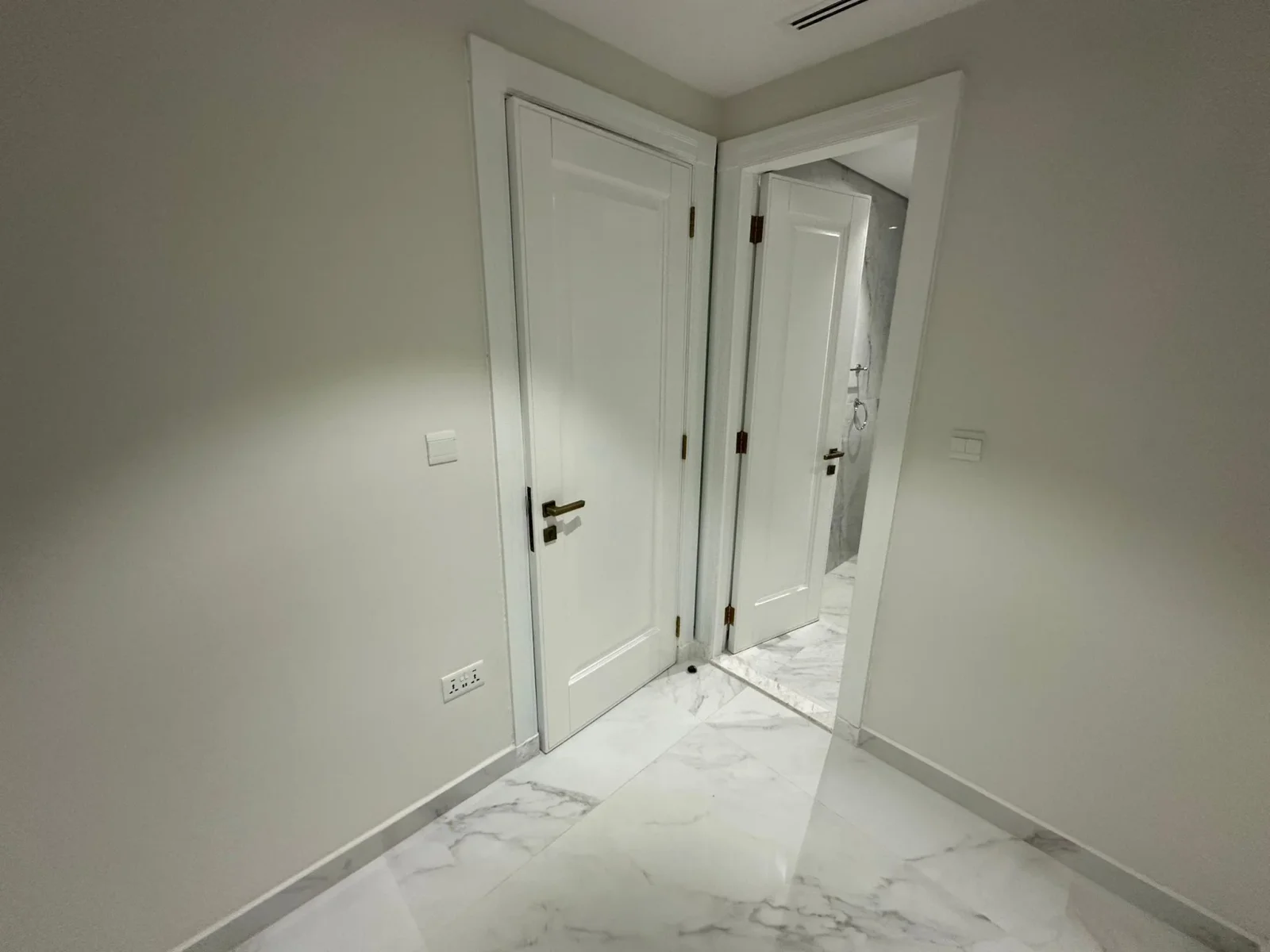 Upgraded Triplex Townhouse 4bedrooms for sale