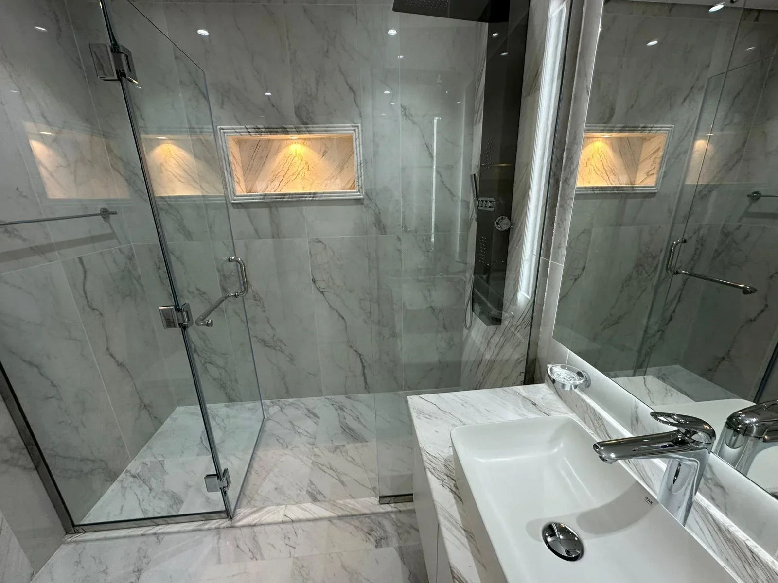 Upgraded Triplex Townhouse 4bedrooms for sale
