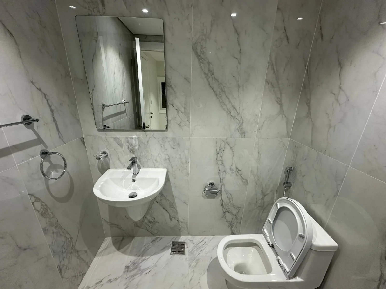 Upgraded Triplex Townhouse 4bedrooms for sale