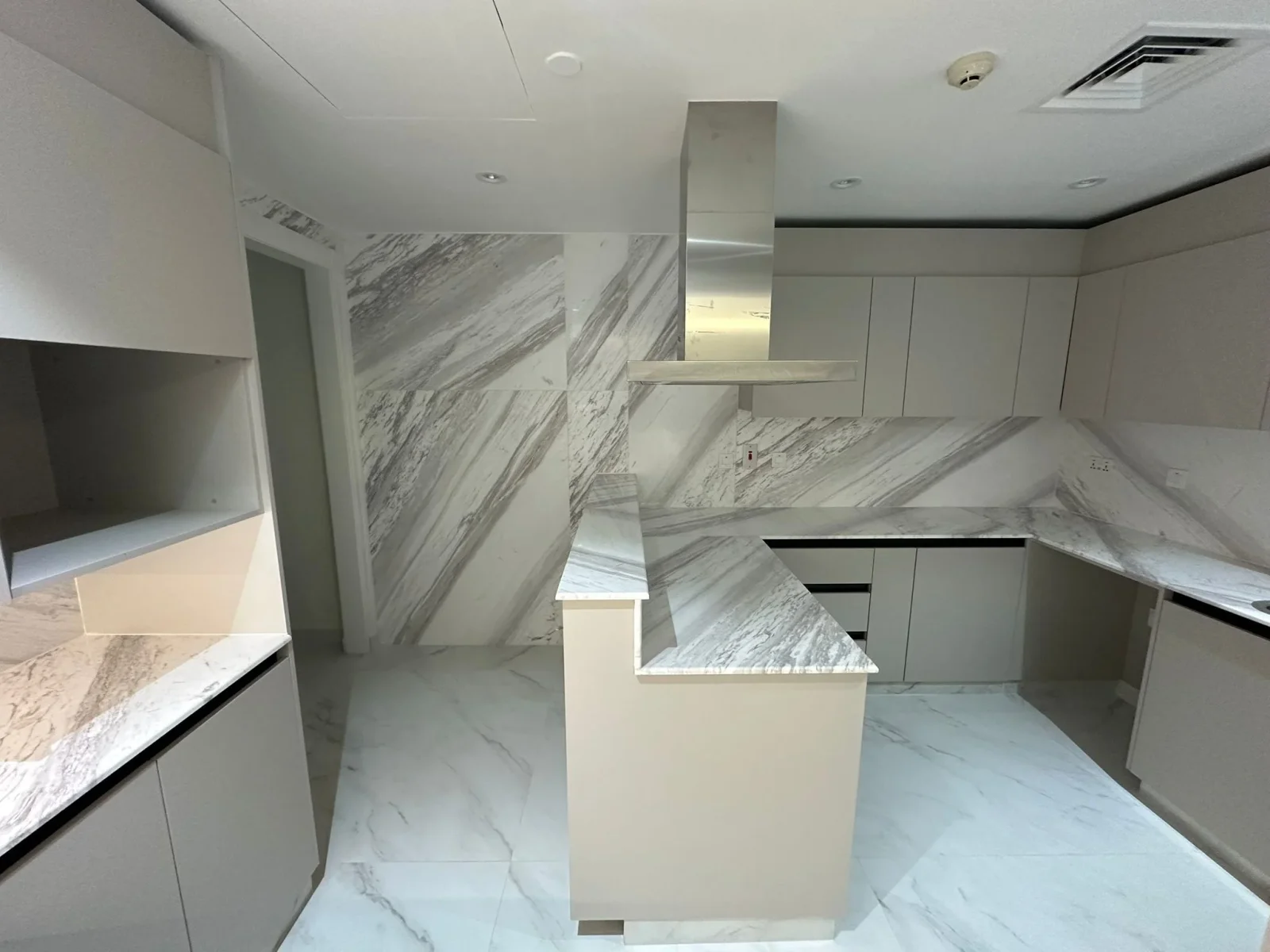 Upgraded Triplex Townhouse 4bedrooms for sale