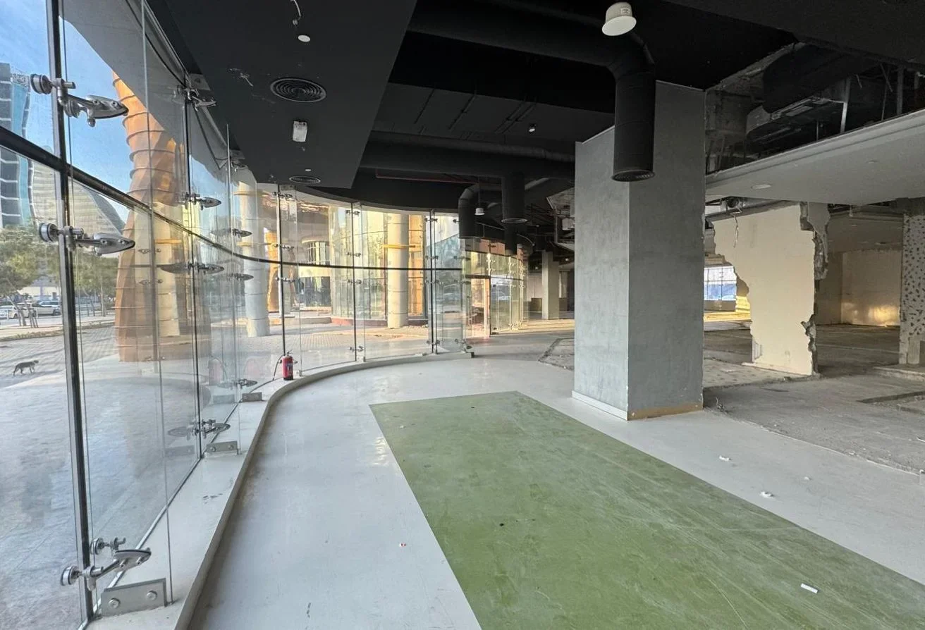 Semi-Fitted Shop | Flexible Layout Great Exposure