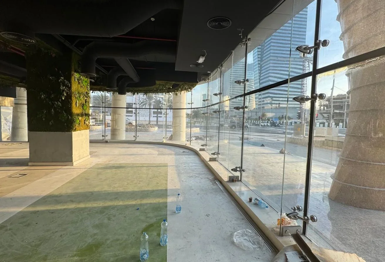 Semi-Fitted Shop | Flexible Layout Great Exposure