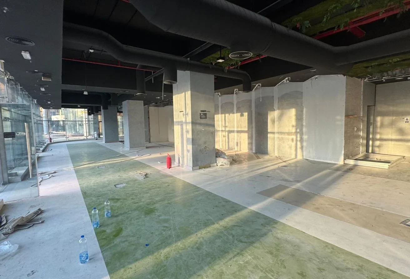 Semi-Fitted Shop | Flexible Layout Great Exposure