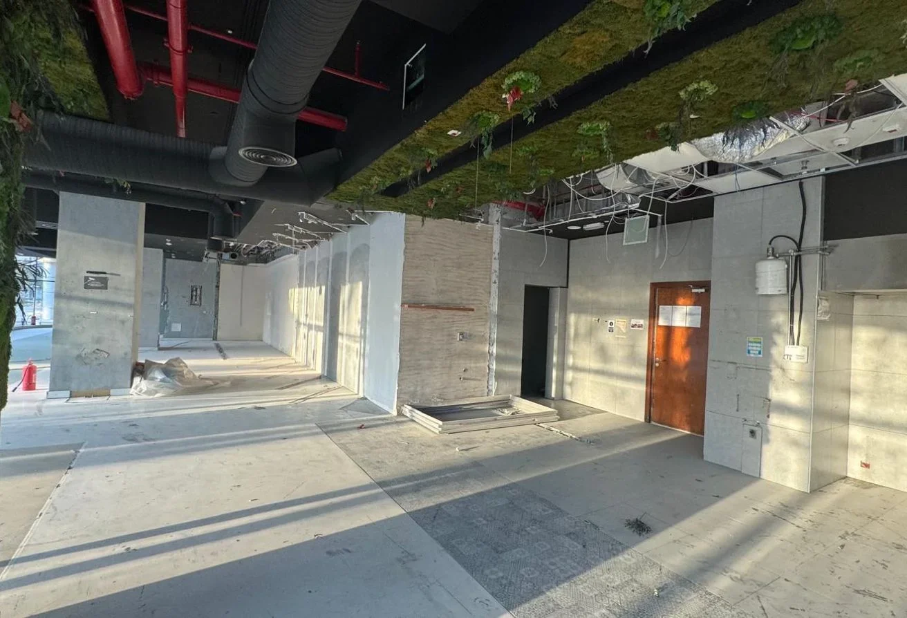 Semi-Fitted Shop | Flexible Layout Great Exposure