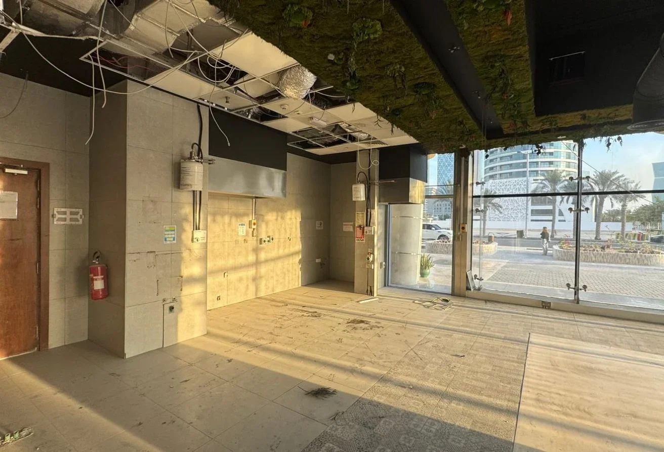 Semi-Fitted Shop | Flexible Layout Great Exposure - view 3