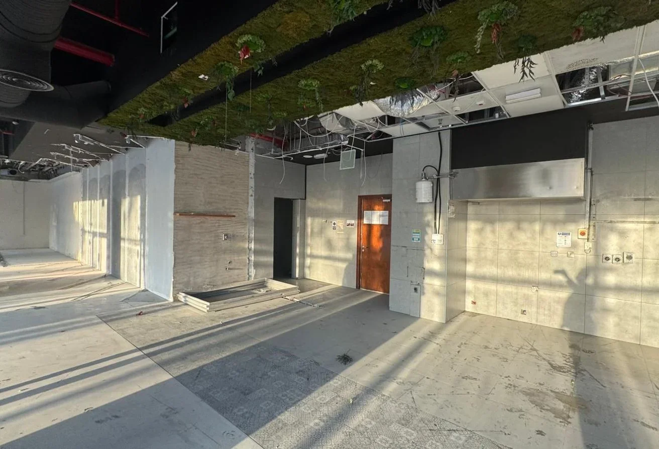 Semi-Fitted Shop | Flexible Layout Great Exposure
