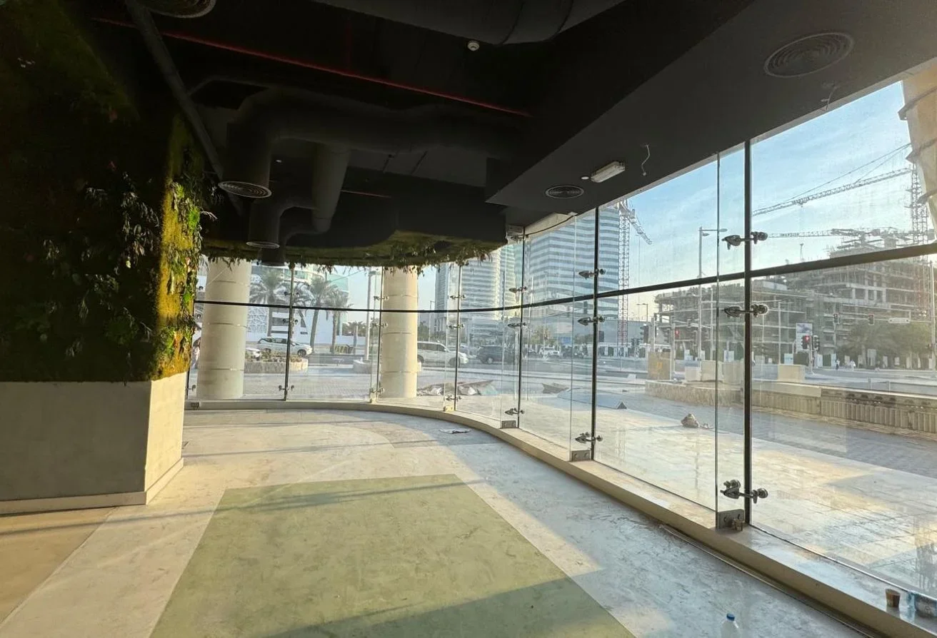 Semi-Fitted Shop | Flexible Layout Great Exposure