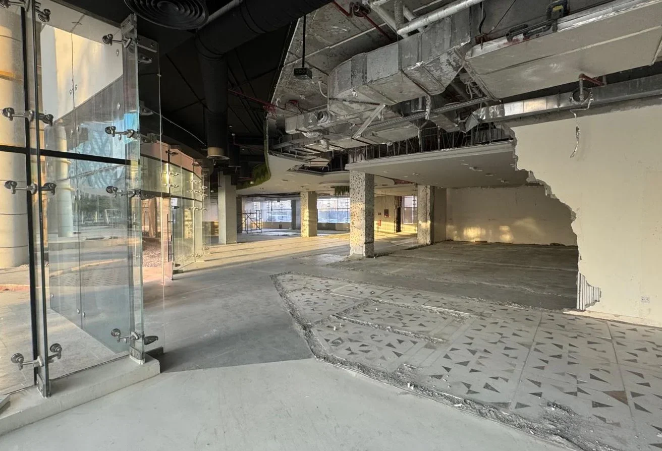 Semi-Fitted Shop | Flexible Layout Great Exposure