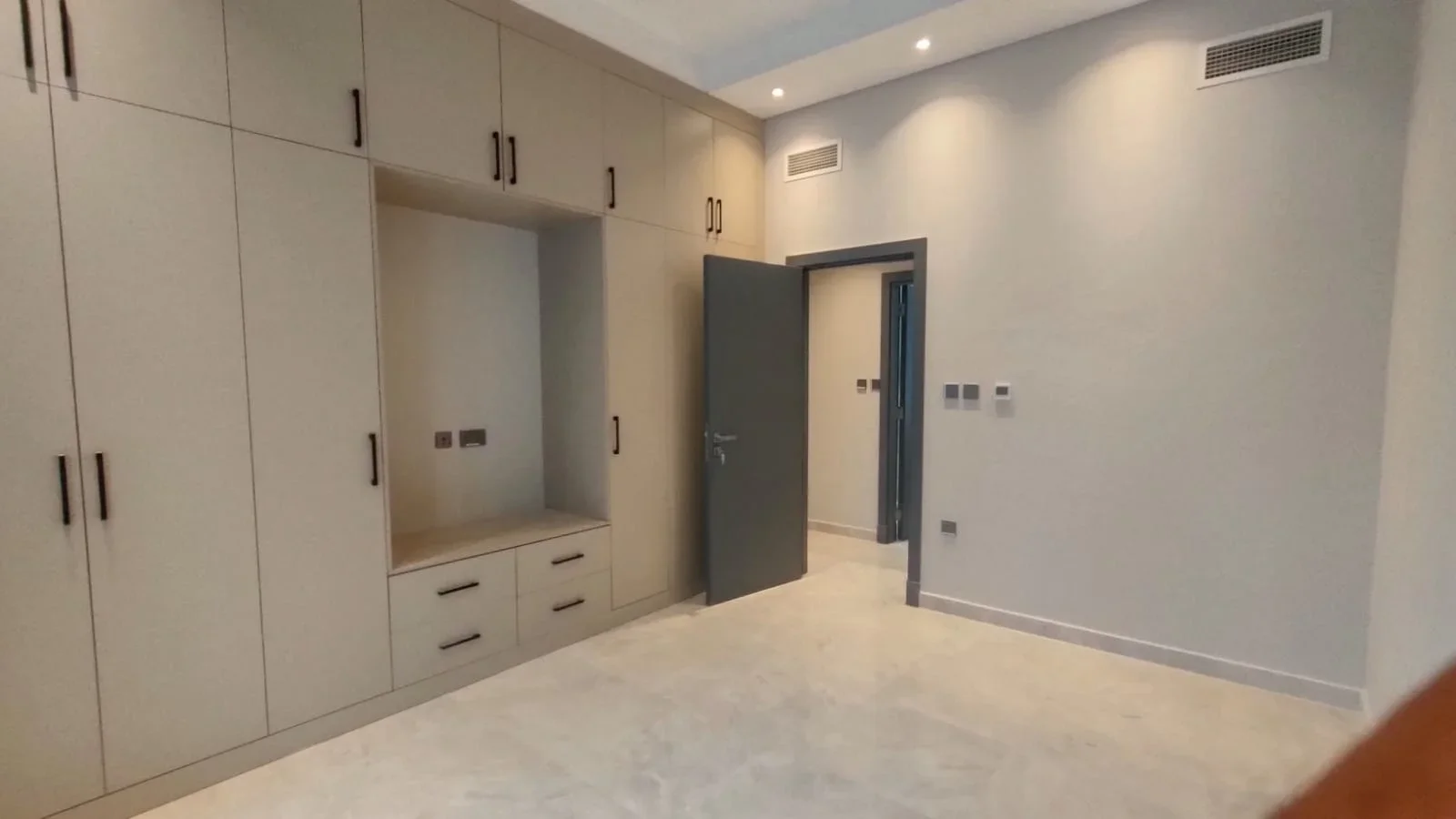 OWN 1BR WITH READY APARTMENT WITH 3 YEARS PLAN