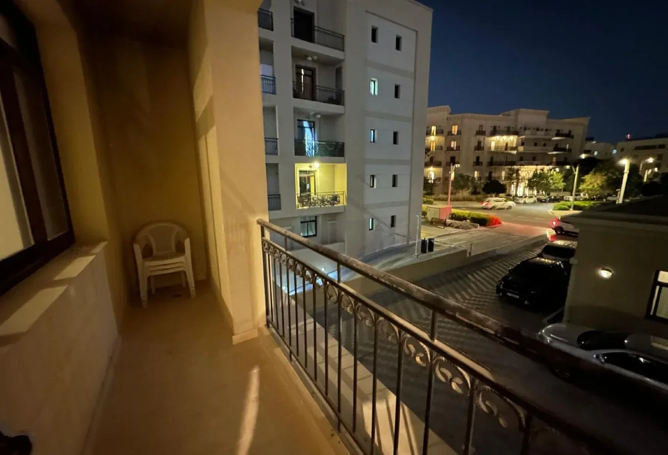 Modern Semi-Furnished 1BHK Apartment – 5,500 QAR