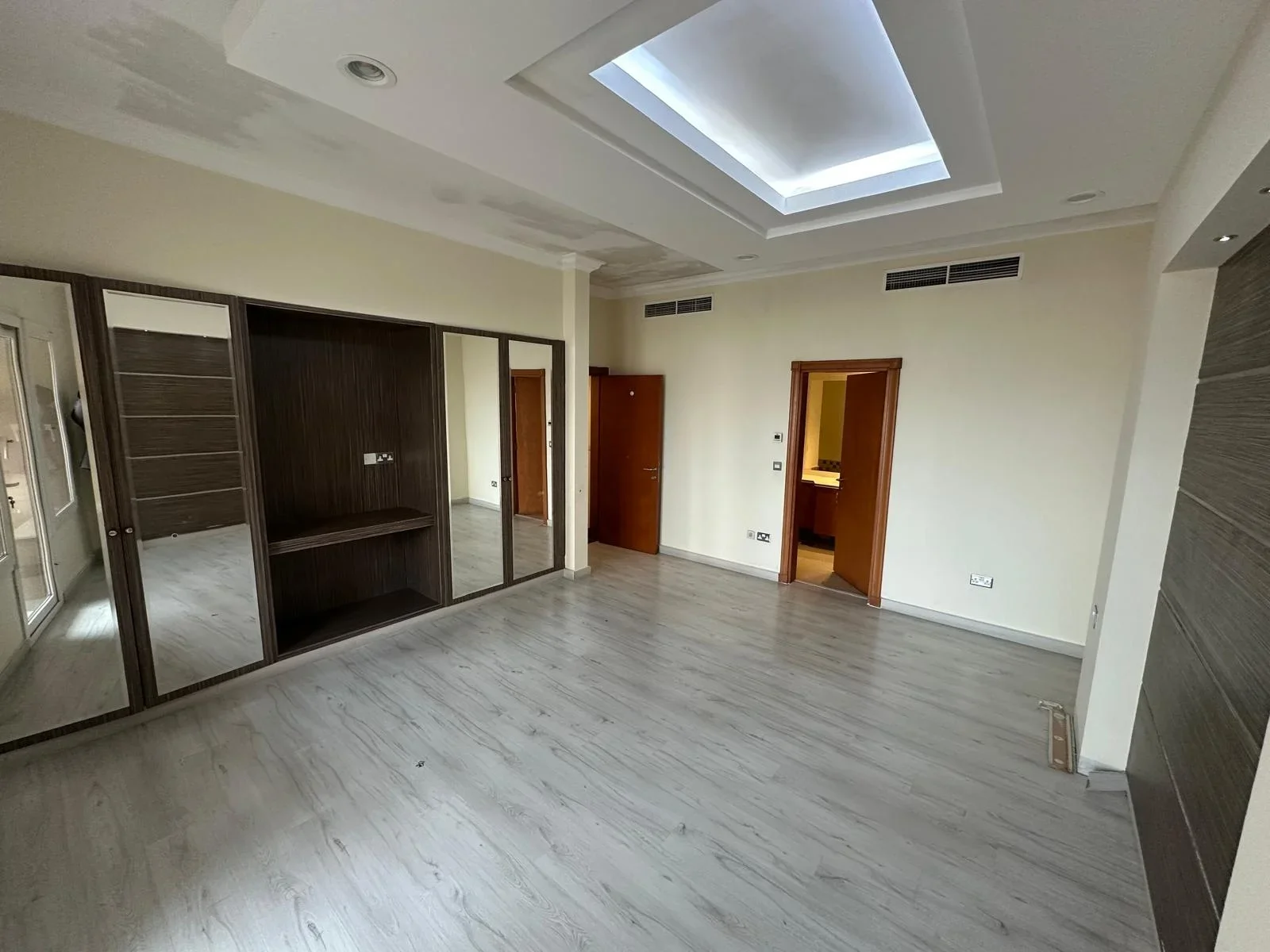 Double living room 3bedroom with maid for sale