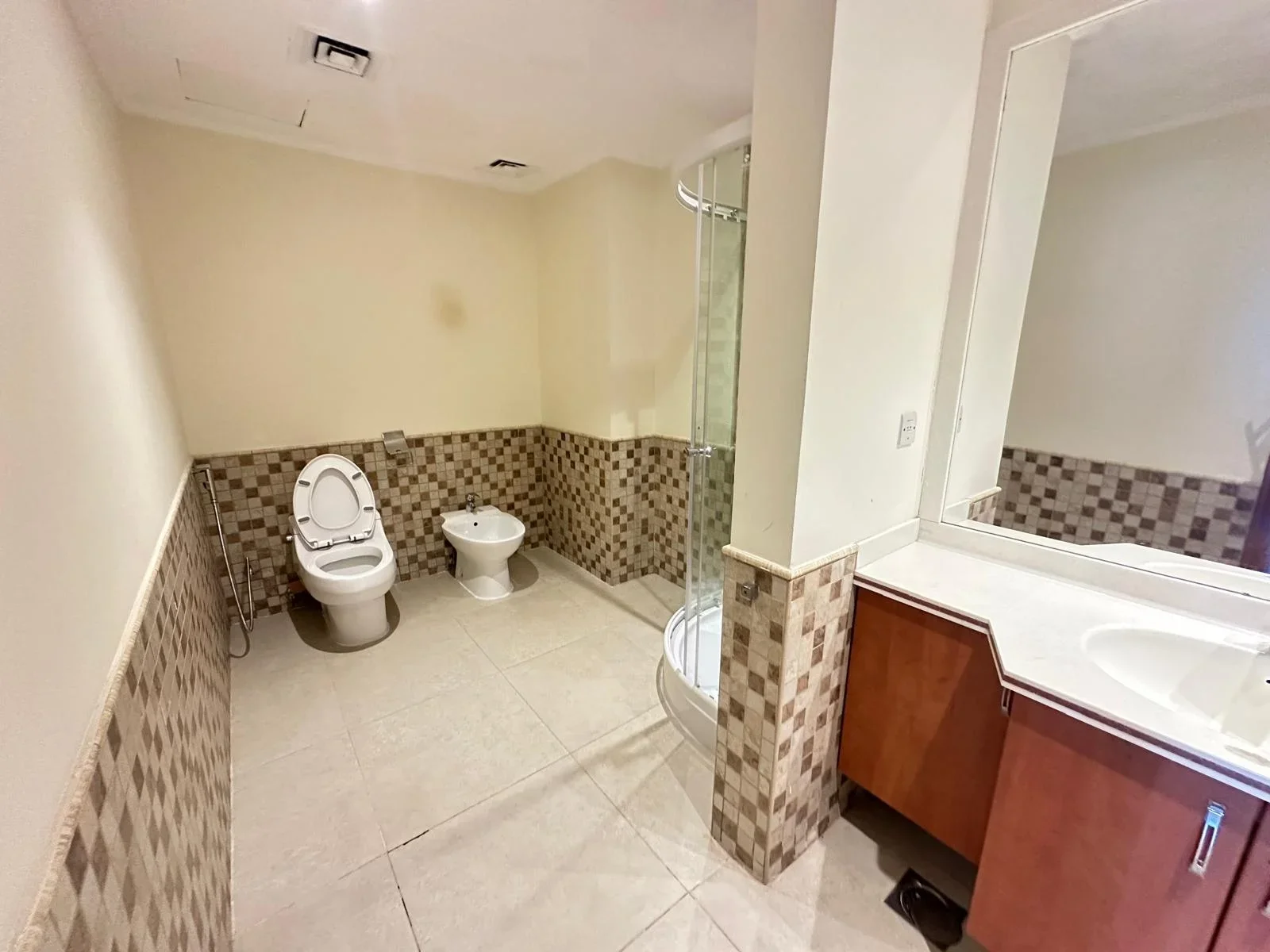 Double living room 3bedroom with maid for sale