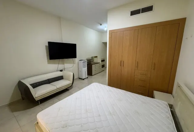 Furnished Studio in Fox Hills | Balcony - view 3