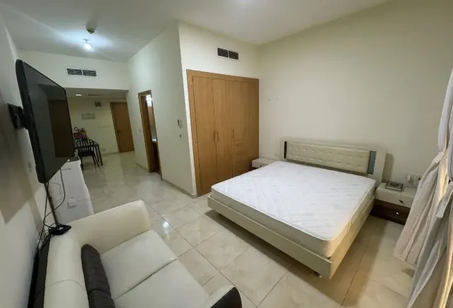 Furnished Studio in Fox Hills | Balcony