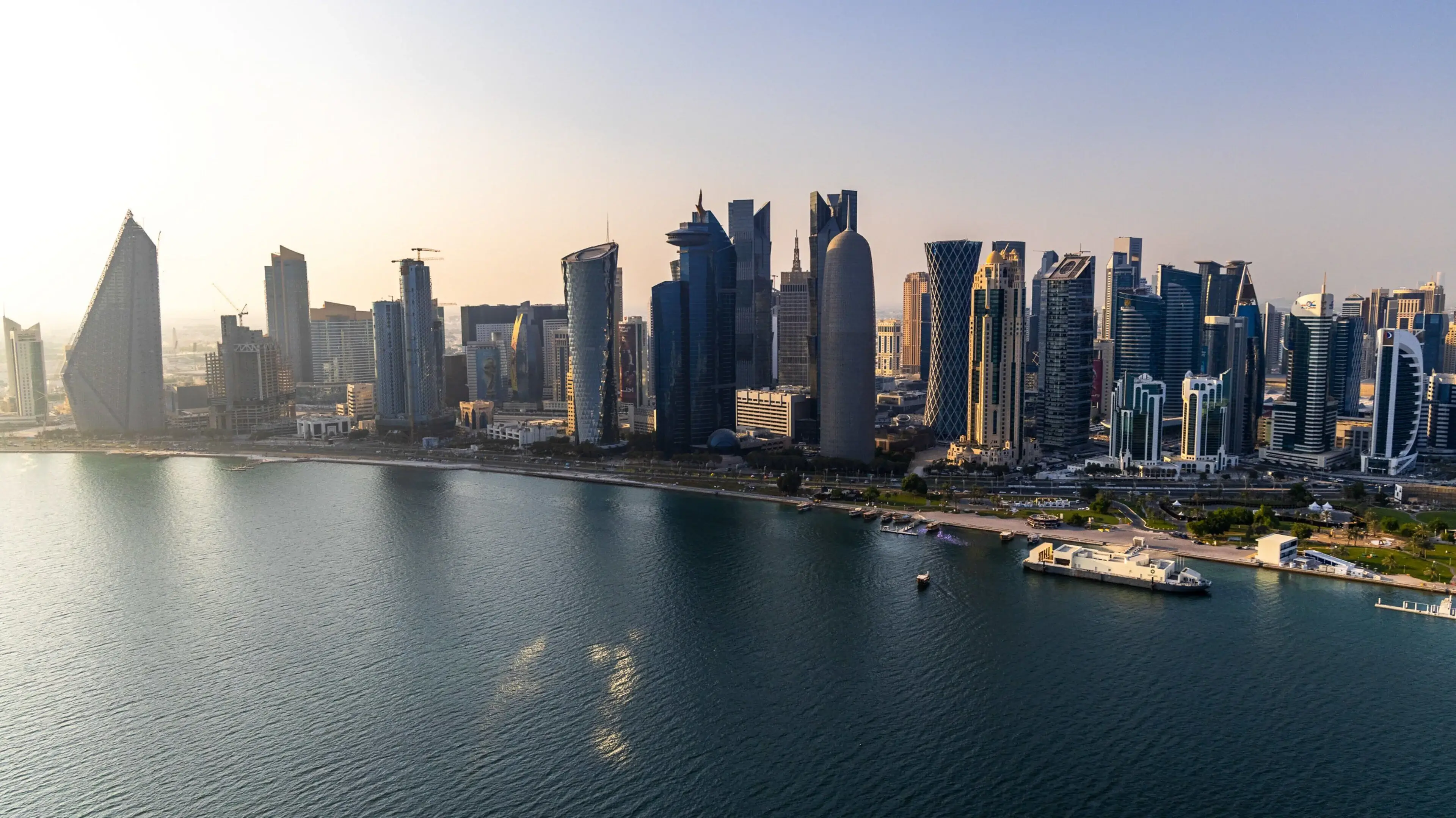 مبانٍ تجارية وسكنية حديثة ومستدامة في الدوحة تمثل عوائد استثمارية قوية ونمواً عقارياً أخضر في قطر