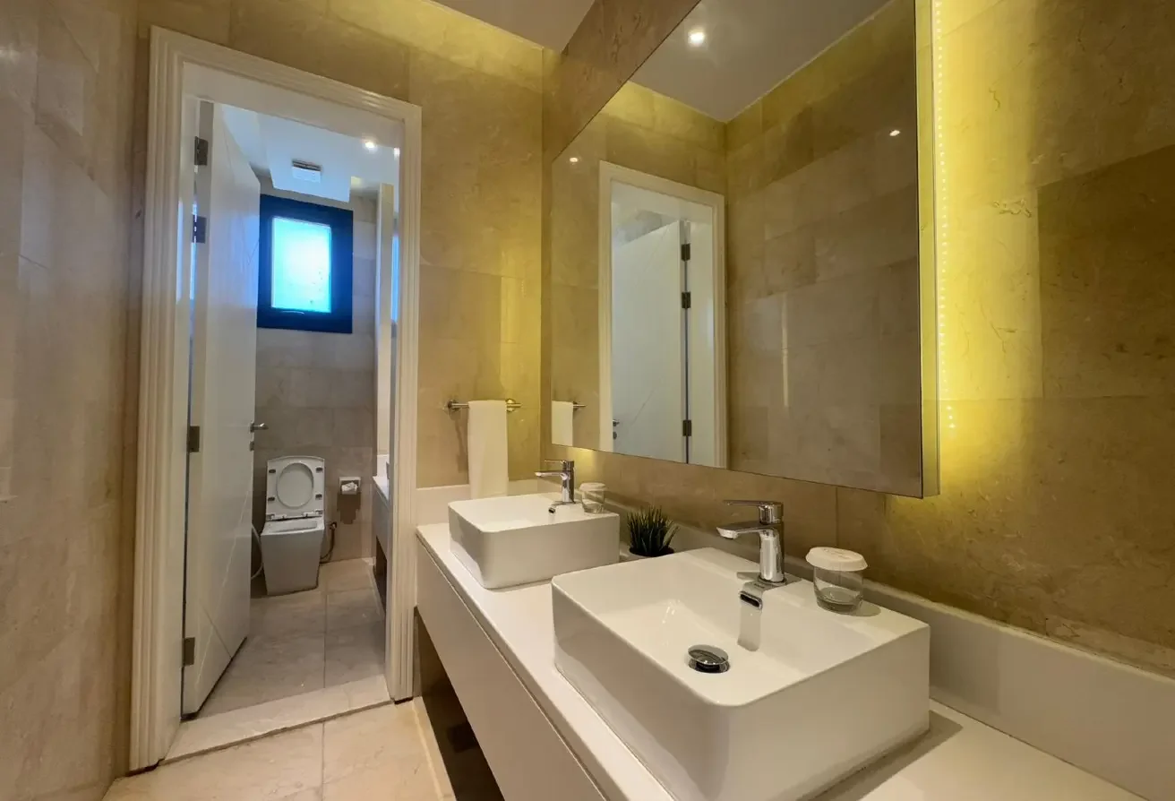 LUXURIOUS COMPOUND VILLA| 05 MASTER BEDROOMS| 450