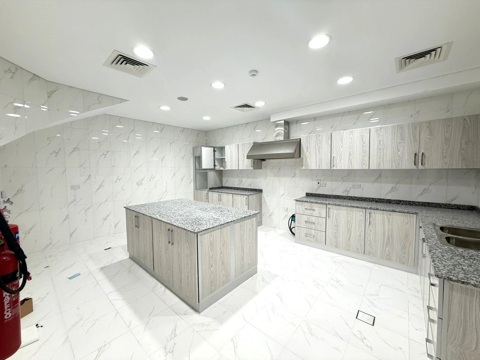 ULTRA-LUXURY CORNER 8BR VILLA WITH POOL & JACUZZI