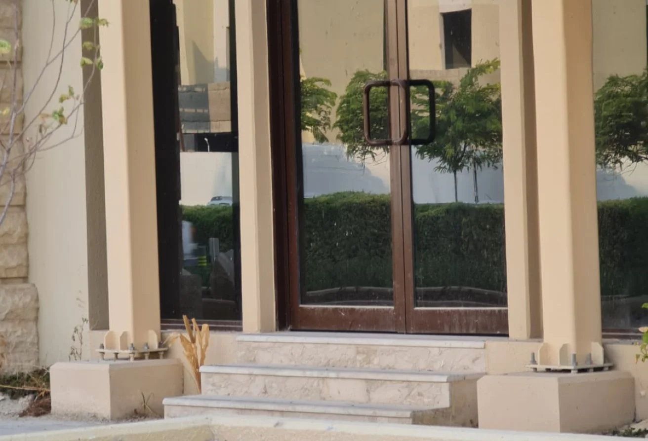 Shop for Sale in Fox Hills/ Prestigious Building