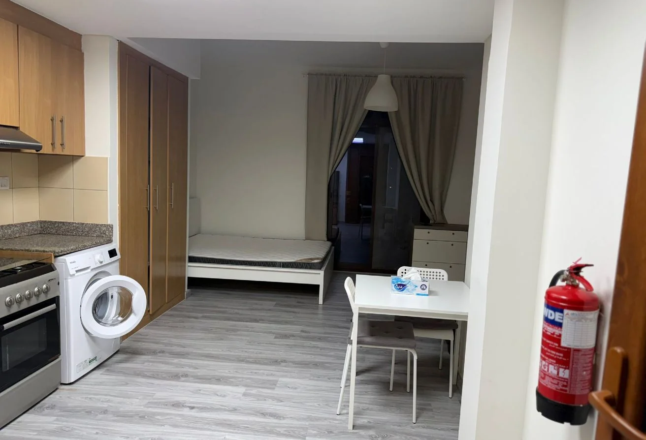INCLUDING BILLS | STUDIO APT WITH BALCONI | FOXHIL