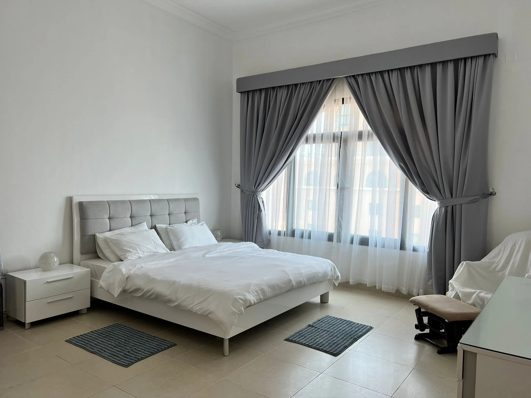 ELEGANT 1 BEDROOM FULLY FURNISHED WITH BALCONY
